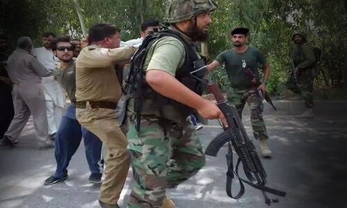 बीच सड़क पर भीड़ गए पुलिस और सेना के जवान, जमकर चले लात-घुसे: देखिए वीडियो