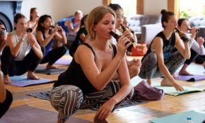 यहाँ सिर्फ योग से नहीं बल्कि बीयर योग से दूर किया जाता है तनाव... यहाँ सिर्फ योग से नहीं बल्कि बीयर योग से दूर किया जाता है तनाव...