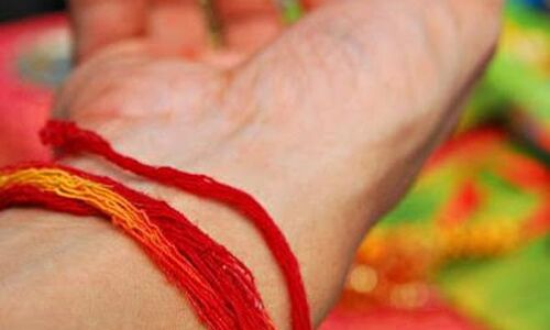 मौली के धागे हाथ में बांधने से बदल जाती है किस्मत, होते हैं ये खास फायदे