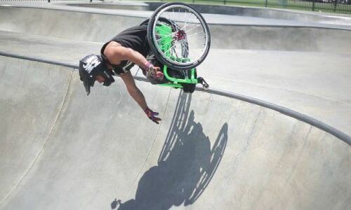 व्हीलचेयर के साथ शख्स करता है ऐसा कारनामा, देखकर आँखें मूँद लेंगे व्हीलचेयर के साथ शख्स करता है ऐसा कारनामा, देखकर आँखें मूँद लेंगे