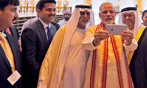 प्रधानमंत्री मोदी के दौरे से पहले ही भारत के रंग में रंगा UAE, मोदीमय हुये यहाँ के सभी अखबार