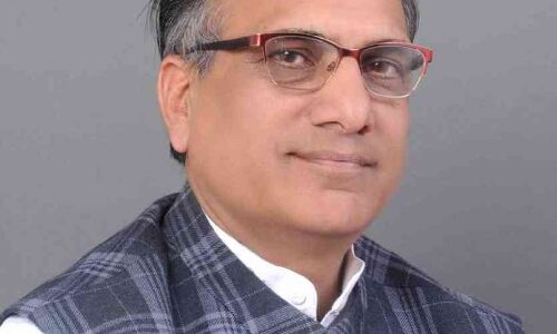 परिजन से विधायक बोले- सांसद मिलने आए हैं, इनका धन्यवाद करें