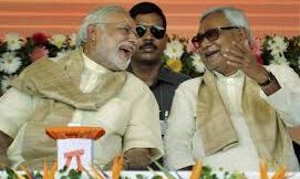 समाजवादी कुनबे के बाद अब नितीश ने ली पीएम मोदी पर चुटकी, मां ढूंढ रही कहां है बेटा?