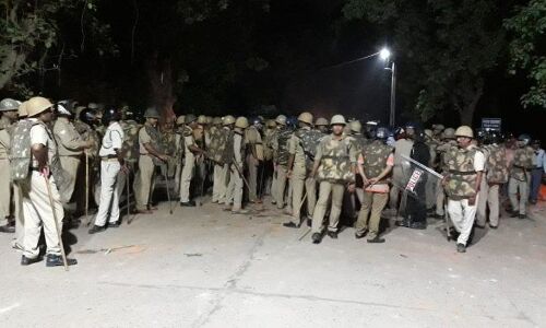 बीएचयू में देर रात बवाल : पेट्रोल बम चले, फायरिंग हुई, पुलिस बूथ और बाइकें फूंकीं