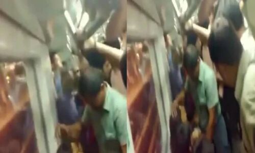 मेट्रो में लड़ रही थी 2 लड़कियां, सारे मजे ले गया एक आदमी, जानिए वायरल हो रहे वीडियो का सच मेट्रो में लड़ रही थी 2 लड़कियां, सारे मजे ले गया एक आदमी, जानिए वायरल हो रहे वीडियो का सच