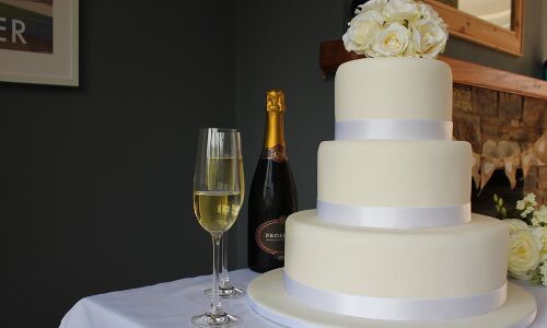 शादी में केटरर ने भेज दिया थर्माकोल से बना केक