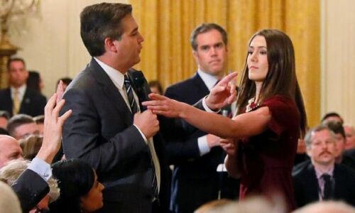 रिपोर्टर के बचाव में अब फॉक्स न्यूज भी आया CNN के साथ, व्हाइट हाउस भी हुआ सख्त रिपोर्टर के बचाव में अब फॉक्स न्यूज भी आया CNN के साथ, व्हाइट हाउस भी हुआ सख्त