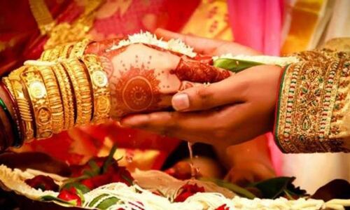 क्यों माता-पिता को पसंद आते हैं NRI दूल्हे? होगी रिसर्च