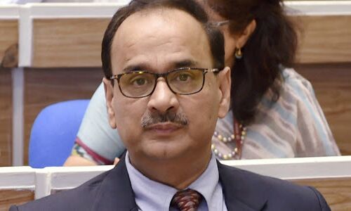 आलोक वर्मा पर चलेगा आपराधिक मामला, कहा- झूठे, तुच्छ आरोपों पर हुआ तबादला