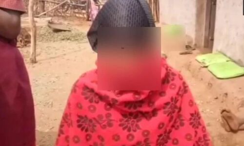 छेड़छाड़ का शिकार हुई लड़की को पंचायत से मिली सजा, सिर मुंडवाया