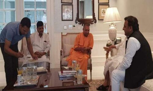 मुलायम के आवास पर मिले शिवपाल व अखिलेश के बीच आयी रिश्तों की खटास कम होने की उम्मीद जगी जरूर परंतु ऐसा….. मुलायम के आवास पर मिले शिवपाल व अखिलेश के बीच आयी रिश्तों की खटास कम होने की उम्मीद जगी जरूर परंतु ऐसा…..