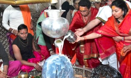 भगवान महाकाल के दर पर मुख्यमंत्री कमलनाथ, पत्नी के साथ की पूजा