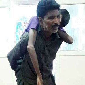 भाई के शव को कंधे पर उठाकर भटकता रहा युवक, किन्नरों ने की मदद