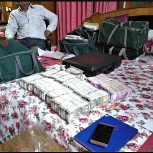 लखनऊ: आयकर विभाग की छापेमारी में 100 किलो सोना बरामद, 10 करोड़ रुपये का कैश जब्त