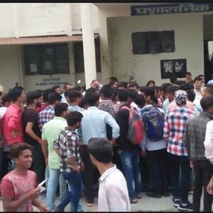 देहरादून: एडमिशन न मिलने से नाराज छात्र नेत्री ने खाया जहर, कॉलेज में पुलिस फोर्स तैनात देहरादून: एडमिशन न मिलने से नाराज छात्र नेत्री ने खाया जहर, कॉलेज में पुलिस फोर्स तैनात