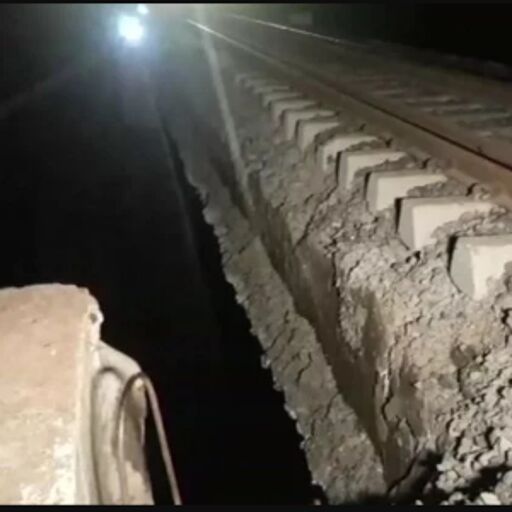 मध्यप्रदेश : रेलवे ब्रिज की गिट्टी रोकने वाली रिटेनिंग वाल गिरी, टला बड़ा हादसा