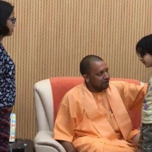 सीएम योगी से मिलीं कल्पना तिवारी, विवेक की मां और बच्चों के नाम फिक्सड डिपॉजिट करेगी सरकार सीएम योगी से मिलीं कल्पना तिवारी, विवेक की मां और बच्चों के नाम फिक्सड डिपॉजिट करेगी सरकार