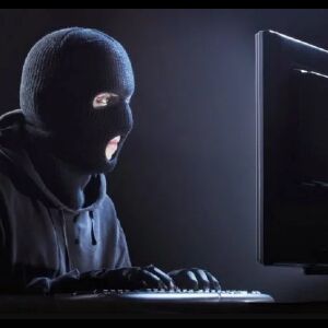 फेसबुक डाटा लीक केस: ब्रिटेन के अधिकारियों ने कैंब्रिज एनालिटिका के दफ्तर पर छापा मारा