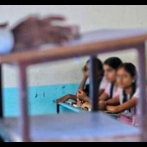 परीक्षा में अच्छे नंबर के बदले प्रोफेसर ने मांगा किस, गिरफ्तार