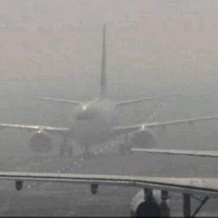 दिल्ली में धुंध और कोहरे का कहर, 50 फ्लाइट्स पर असर