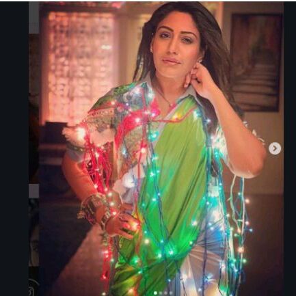 लाइट्स में अपने रंग-रूप को निखारती नजर आईं सुरभि चंदना