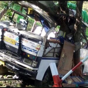 उत्तराखंड: बदरीनाथ धाम जा रहे यात्रियों से भरी बस की ट्रक से जोरदार भिड़ंत, यात्री घायल