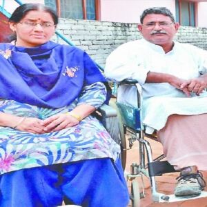 एक ऐसी पत्नी की कहानी, जो दिव्यांग पति की सेवा को ही मानती है करवा चौथ का त्योहार