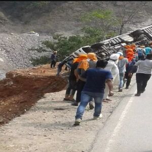 बदरीनाथ हाईवे पर खाई में लुढ़कने वाली थी बस, लेकिन इस चमत्कार ने बचा ली 17 तीर्थयात्रियों की जान