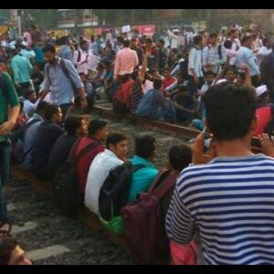 बड़ी खबर: 4 घंटे बाद खत्म हुआ मुंबई में रेलवे अप्रैंटिस छात्रों का धरना, पटरी पर लौटी लोकल