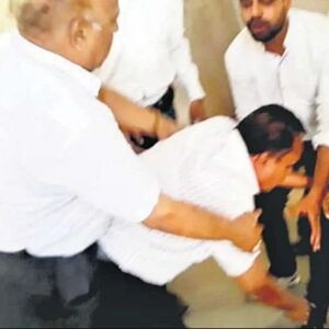 मध्यप्रदेश: प्रोफेसर को राष्ट्रद्रोही कहते हुए पैर पकड़कर मंगवाई माफी, नारे लगाने से रोका था मध्यप्रदेश: प्रोफेसर को राष्ट्रद्रोही कहते हुए पैर पकड़कर मंगवाई माफी, नारे लगाने से रोका था