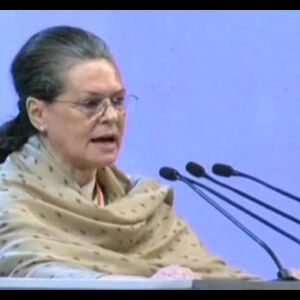 LIVE: अधि‍वेशन में बोलीं सोनि‍या- कांग्रेस राहुल गांधी के साथ मिलकर आगे बढ़े