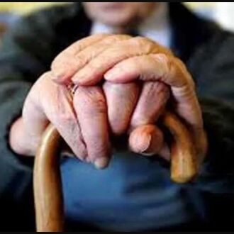 85 साल के बूढ़े ने अपने घर के बाहर लगाया पोस्टर, लिखा- मुझे गोद ले लो क्योंकि मैं....