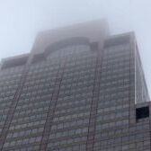 51 मंजिला, इमारत की छत पर एक हेलीकॉप्टर दुर्घटनाग्रस्त... 51 मंजिला, इमारत की छत पर एक हेलीकॉप्टर दुर्घटनाग्रस्त...