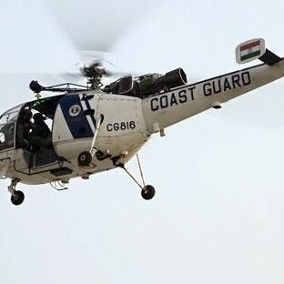 मकर संक्रांति: गंगासागर में नहाने पहुंचे लाखों श्रद्धालु, देखें PHOTOS