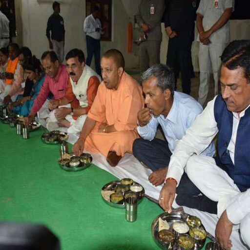 प्रतापगढ़ में मंत्री और पालिकाध्यक्ष ने बेलीं रोटियां, सीएम ने पंगत में बैठकर किया भोजन