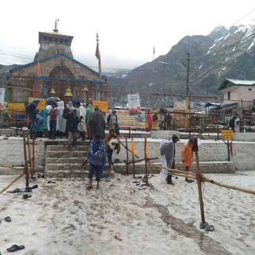 उत्तराखंड में पहाड़ों पर बर्फबारी, मैदानों में हल्की बूंदाबांदी; सर्द हुआ मौसम