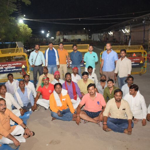 मऊ और वाराणसी में ईवीएम बदलने की अफवाह के बाद रात भर हंगामा मऊ और वाराणसी में ईवीएम बदलने की अफवाह के बाद रात भर हंगामा