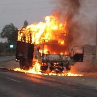 सेगाव के स्पार्किंग से ट्रक में लगी आग, पूरा सामान हुआ खाक