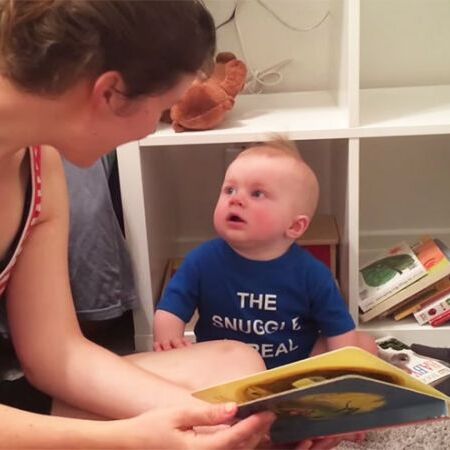 किताबों के लिए पागल है ये 10 महीने का बच्चा, नहीं मिलने पर करता है ऐसा