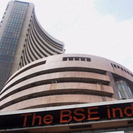 सेंसेक्स 261 अंक चढ़कर 34924 के स्तर पर, निफ्टी 10612 के स्तर पर बंद