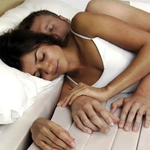 अनजान लोगों से चिपकाकर सोने वाली महिला कमाती है लाखों