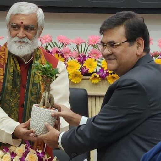 बीआईएस ने लखनऊ के यावर अली शाह को किया सम्मानित बीआईएस ने लखनऊ के यावर अली शाह को किया सम्मानित