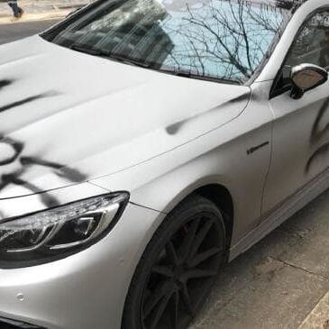 करोड़ों की कार पर लड़की लिख गई गाली, फिर भी मन नहीं भरा तो..