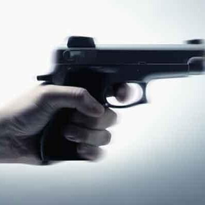 अमेरिका कोर्ट परिसर में चली गोली, तीन लोग घायल... अमेरिका कोर्ट परिसर में चली गोली, तीन लोग घायल...