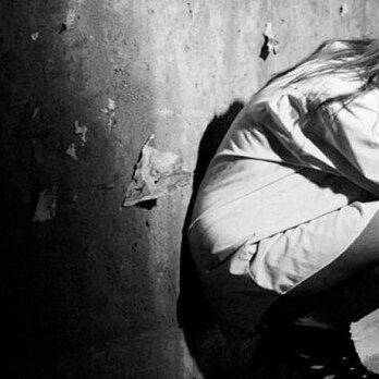 बिहार: ट्रेन से खींच ली दिव्यांग दंपति की बेटी, सुनसान जगह ले जाकर 4 युवकों ने किया गैंगरेप बिहार: ट्रेन से खींच ली दिव्यांग दंपति की बेटी, सुनसान जगह ले जाकर 4 युवकों ने किया गैंगरेप