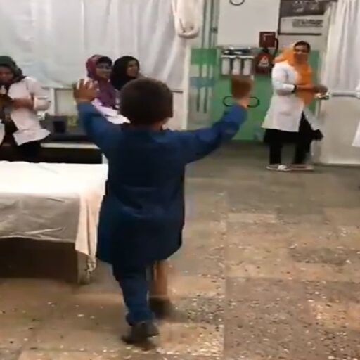 इस बच्चे का डांस देखकर आप भी नहीं छिपा पाएंगे अपनी खुशी, बारूदी सुरंग में पांव गंवाने वाले