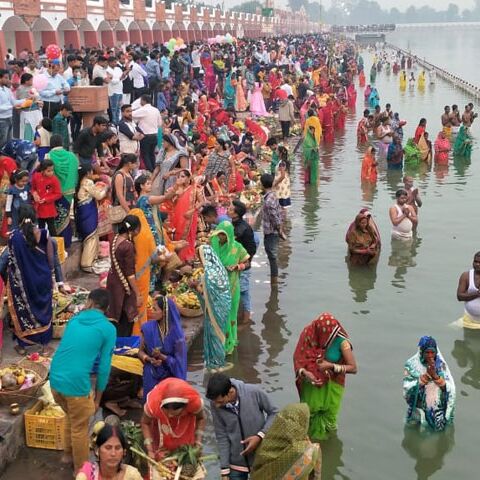 छठ के रंग में रंगी दिखी द्रोणनगरी, व्रतियों ने डूबते सूरज को दिया अर्घ्य छठ के रंग में रंगी दिखी द्रोणनगरी, व्रतियों ने डूबते सूरज को दिया अर्घ्य