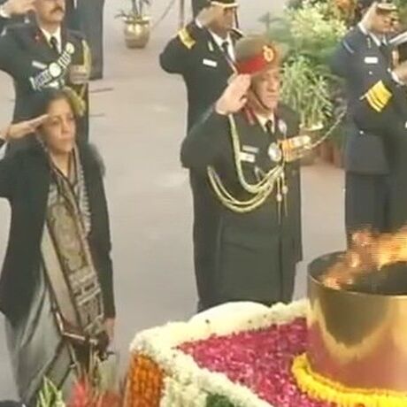 विजय दिवस: सेना प्रमुख के साथ अमर जवान ज्योति पहुंचीं रक्षा मंत्री, दी शहीदों को श्रद्धांजलि