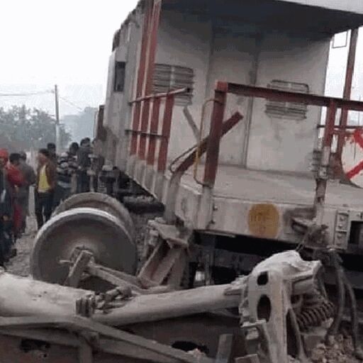 कानपुर जा रही मालगाड़ी पटरी से उतरी, 500 मीटर तक उखड़ा रेलवे ट्रैक