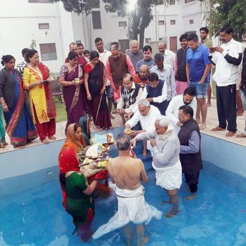 छठ महापर्व पर CM नीतीश के घर दिखा उल्लास, लालू-राबड़ी आवास पर रहा सन्नाटा